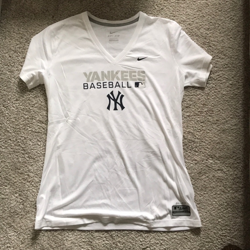 EUC Nike Dri-fit yankees baseball T